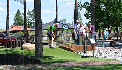 Gruppe Erwachsener spielt Adventure Golf