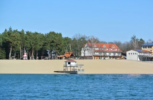 Blick über den See auf das Hotel