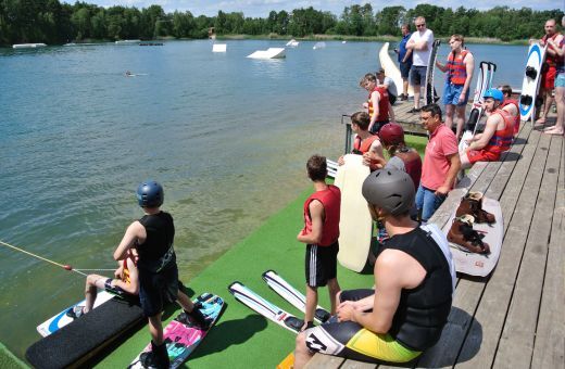 Mann mit Hund auf Liegestuhl im Ferienhaus