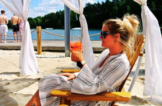 Schlafsofa mit Beistelltisch im gemütlichen Blockhaus